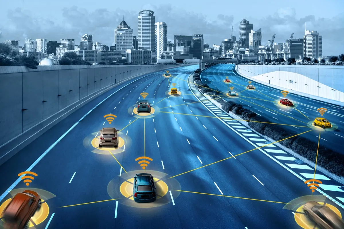 Vernetzte Fahrzeuge kommunizieren auf einer Stadtautobahn – E/E als Rückgrat vernetzter Mobilität